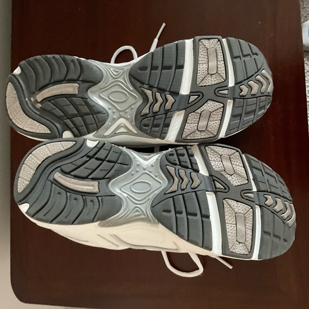 Vionic Performance Walking Sneaker. - image 2